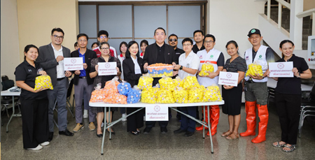 มศว ส่งมอบ “ขี้ผึ้งรักษาน้ำกัดเท้า” แก่โรงพยาบาลองครักษ์ เพื่อช่วยเหลือผู้ประสบภัยน้ำท่วมในพื้นที่อำเภอองครักษ์
